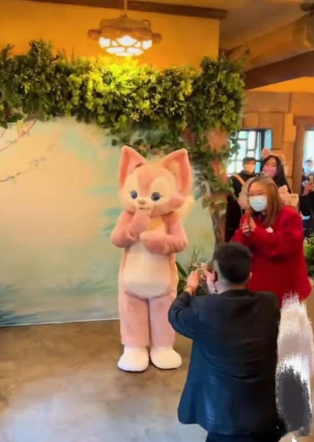 广西|男游客在迪士尼乐园向玲娜贝儿求婚引争议，本人回应：我是想让她尝尝被表白的滋味