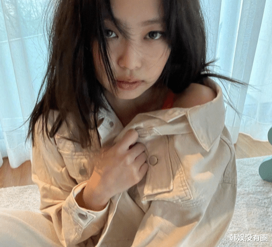 金智妮|BLACKPINK Jennie晒露背回眸照，上演露背杀