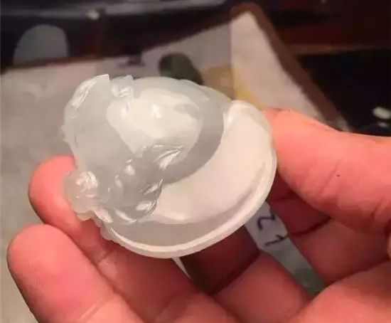 翡翠|被人不屑一顾的冰糯种翡翠,经过精心雕琢后完美蜕变,万众瞩目!