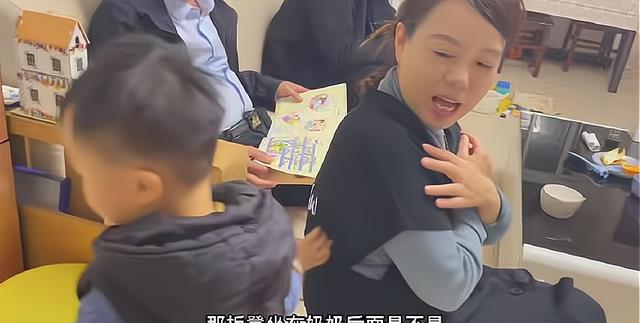 奇奇|奇奇给许敏捶背，许妈真心夸赞好舒服，网友：懂事的奇奇有孝心