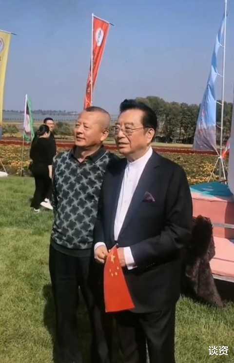 李双江|82岁李双江和梦鸽现身，娇妻梦鸽白到发光，李双江取下眼镜老态明显