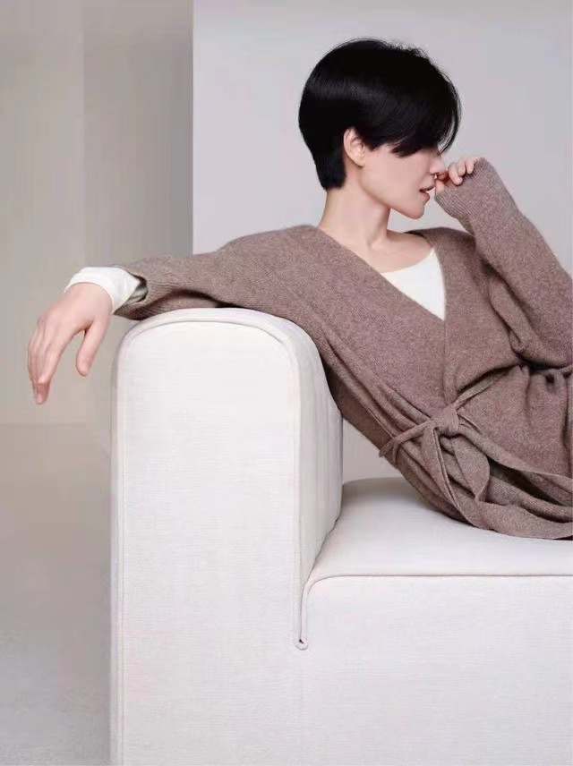 穿衣搭配|王菲向来随性惯了，穿家居服光脚拍大片，短发配淡妆出镜哪像52岁