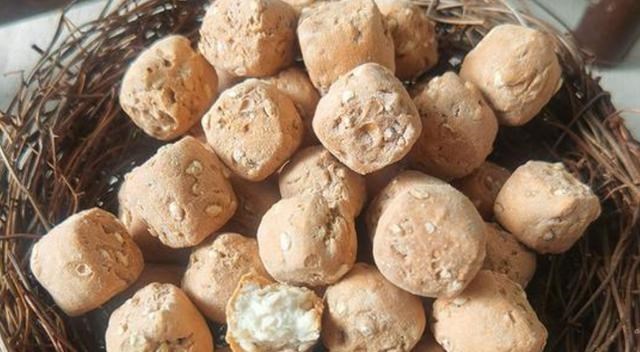 特色小厨速递 山西大叔卖非遗土炒馍，15块钱一斤出摊围满人，有人说吃了解乡愁