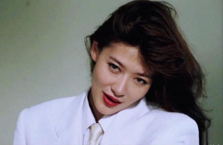 陈宝莲|福布斯巨富黄任中耗资20亿玩女星，顶峰时豪宅内住百名美女，10美女名女星