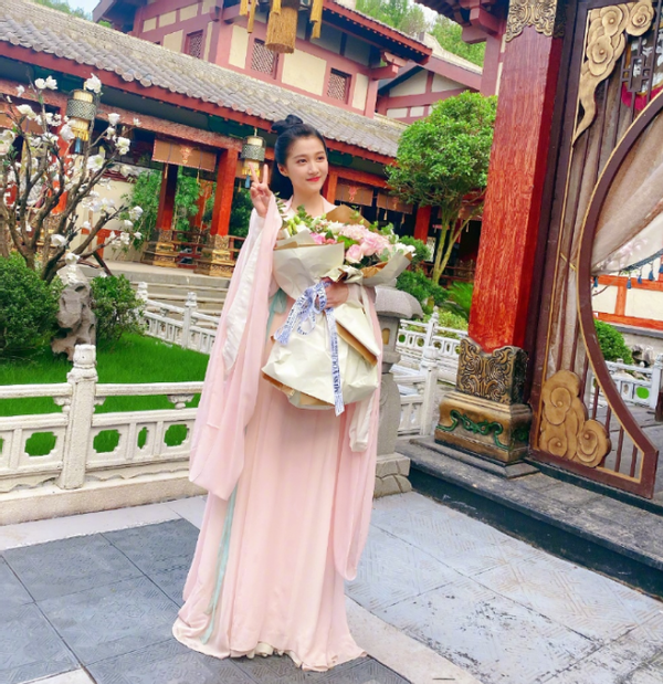 张一山|23岁关晓彤现实中的家：全屋用老式红木家具，一看就是爸爸设计的