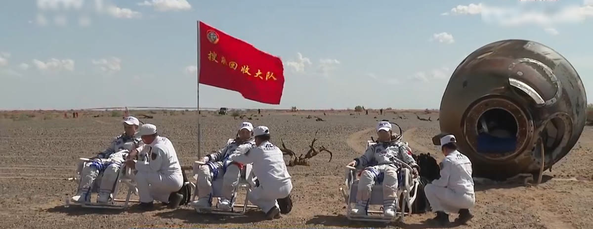 美国 我国航天员返回直播全球关注，有人想起美国登月，两者差别很奇怪