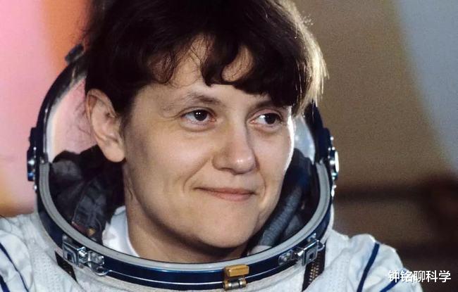 航天员 神舟十三号女航天员王亚平在太空待6个月，生理问题该如何解决？