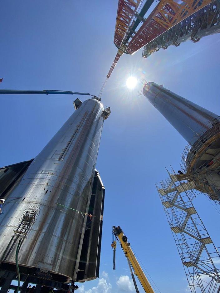 SpaceX 有史以来最大的火箭在德克萨斯州组装