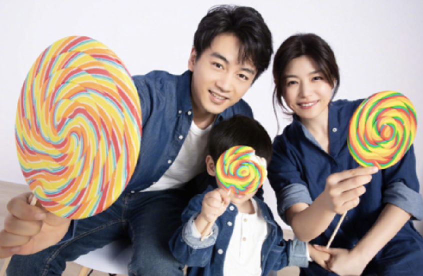 陈妍希|陈妍希一家三口罕同框！与陈晓依偎场面甜，儿子眉眼与爸似复制