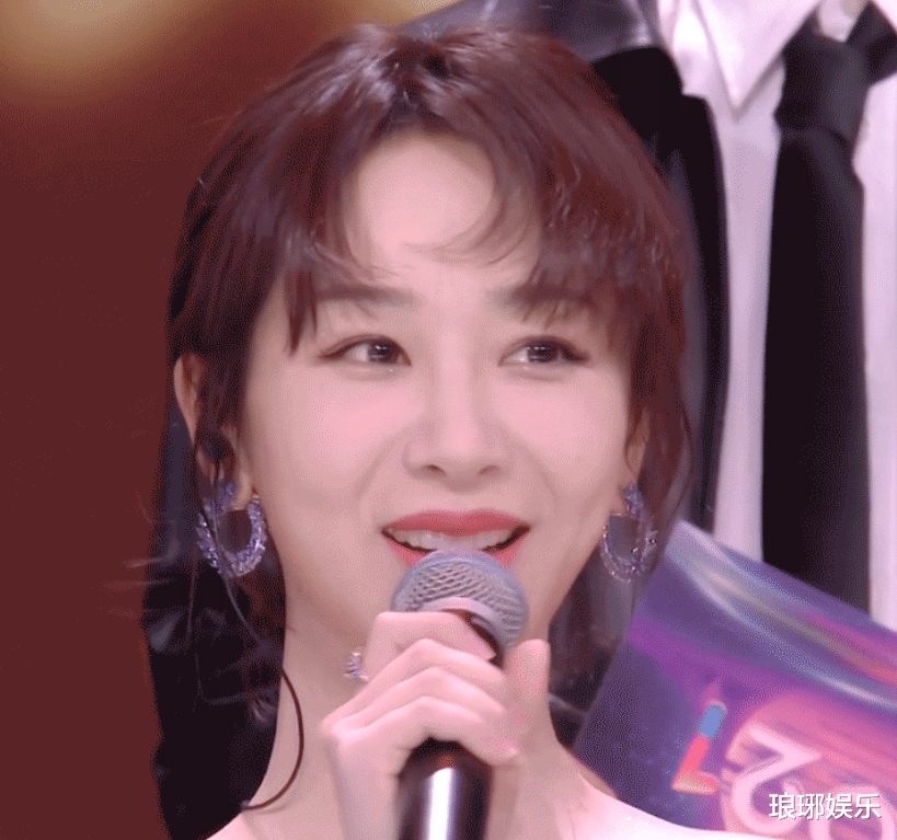 甄嬛|韩商言佟年婚礼现场，杨紫穿婚纱成全场焦点，我却关注李现的眼神