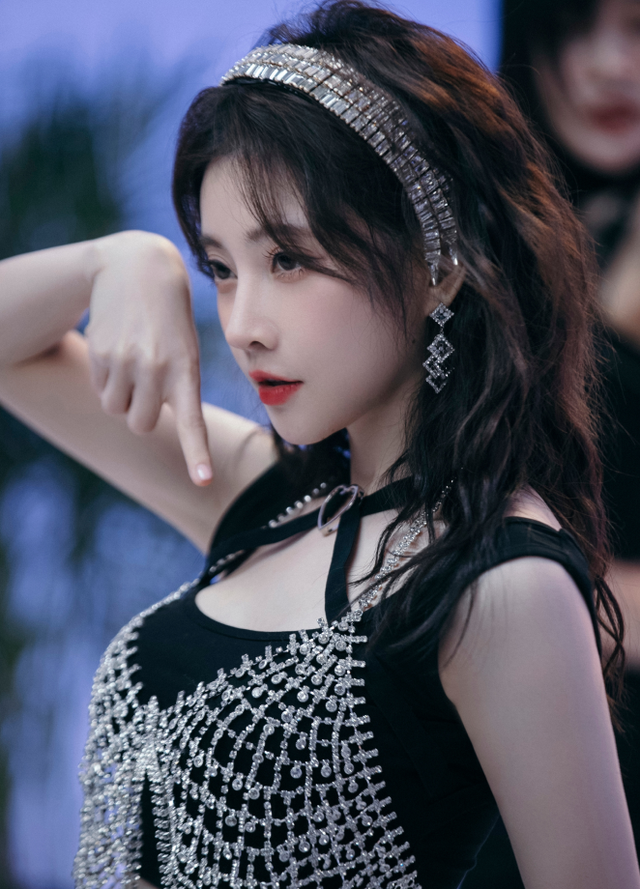 冯提莫|冯提莫《窥》MV火热上线！穿露脐装热舞成焦点，网友：小姐姐好飒