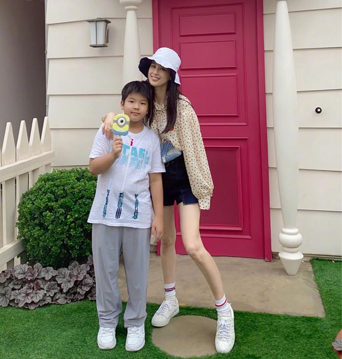 环球影城|黄圣依罕见带大公子游玩，穿雪纺衫腰比儿子还细，9岁安迪胖成球