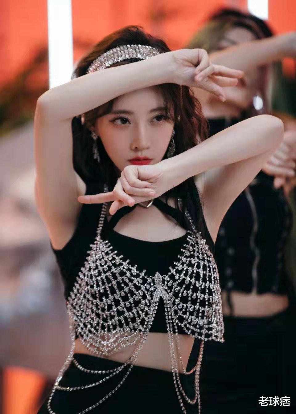 冯提莫|冯提莫舞台态度严谨认真，音乐质量产出深受认可，高标准要求自己