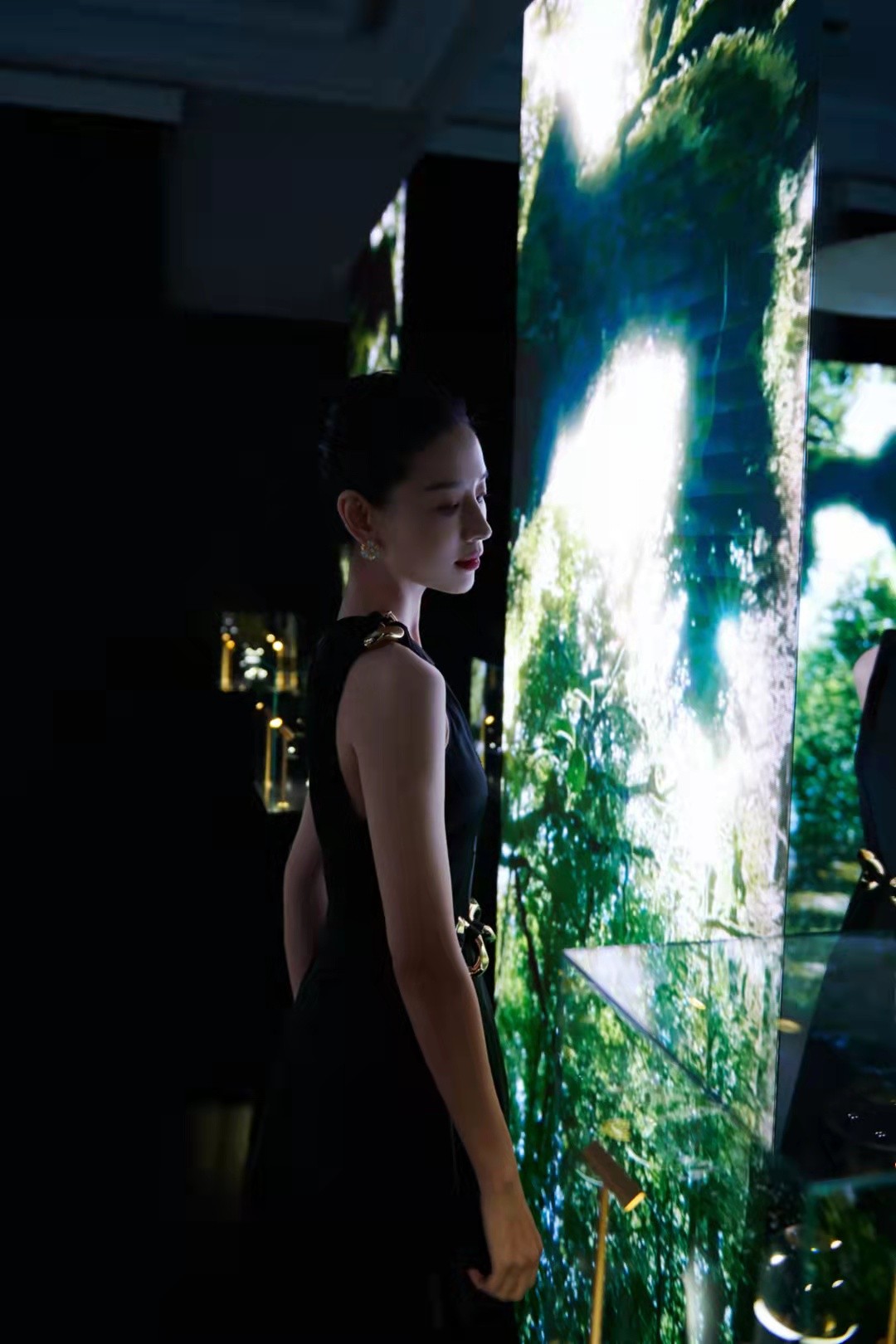 董洁|41岁董洁靠美貌上热搜！挑战自我演袁隆平夫人，穿白裙温柔感爆棚