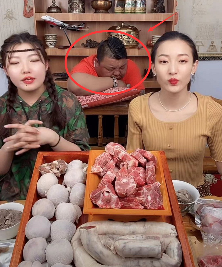 女主播|知名网红直播中精神萎靡，满屏求救信息无人理睬，险酿“泡泡龙”式悲剧