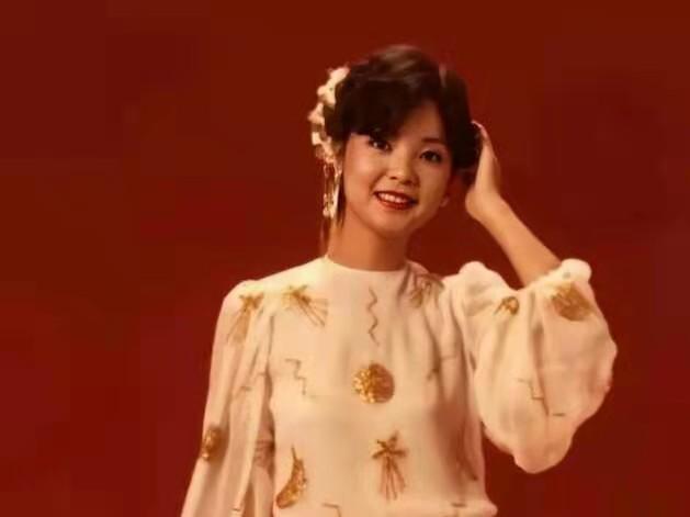 周深|元宇宙娱乐:周深邓丽君合唱大鱼太美了,歌声细致柔和,光影交错