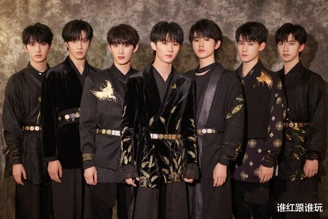 马嘉祺|帮丁程鑫张真源签名，给马嘉祺唱生日歌！时代少年团红毯上秀团魂