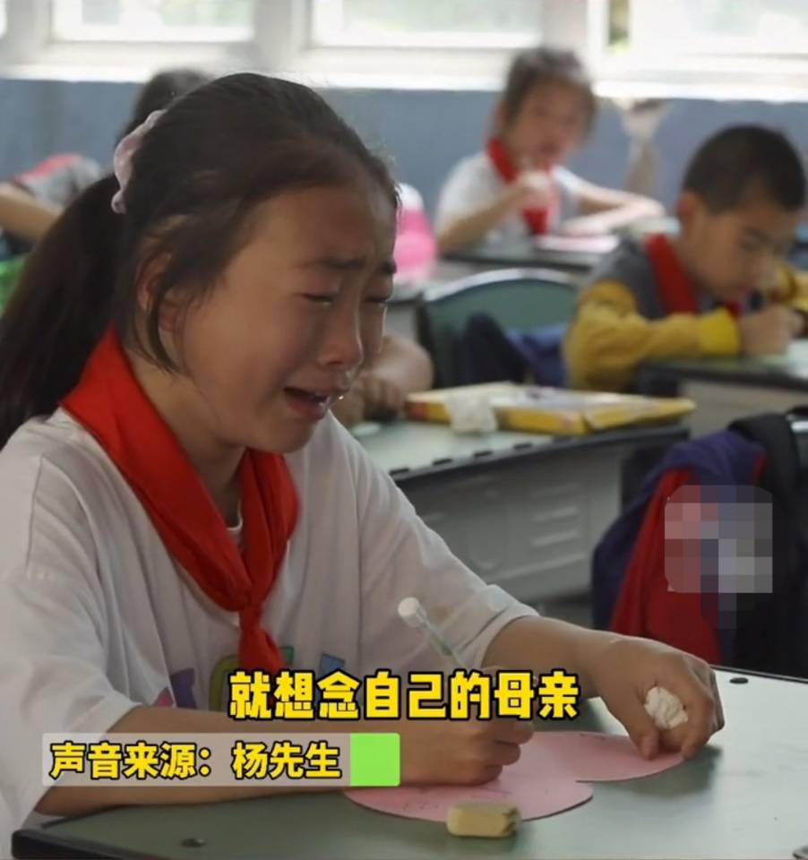 依然棒棒糖 课堂上,看着还没做完的给妈妈的贺卡,女孩却大哭起来