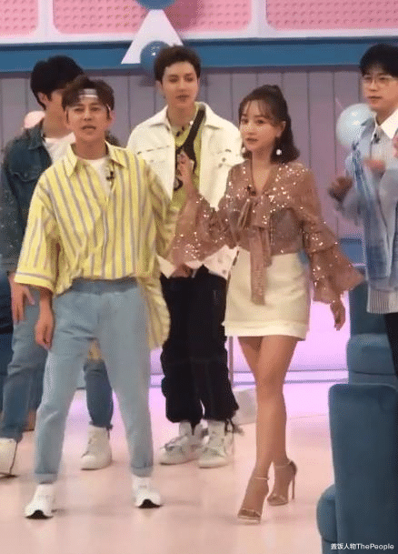 鞠婧祎|被“矮”耽误的女星们，有人坐着因腿短挨不着地，有人踩纸箱拍戏