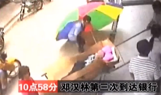 老人病危,本人来方可取款、家属将其抬进银行后猝死谁的责任?