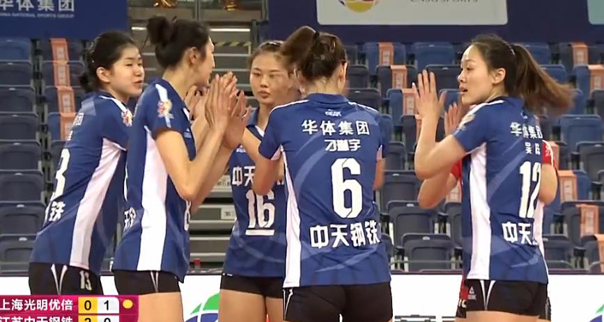 江蘇女排|3-0贏(yíng)了，江蘇女排球員沖入場(chǎng)內(nèi)，龔翔宇樂(lè)開(kāi)花，但想奪冠難度大