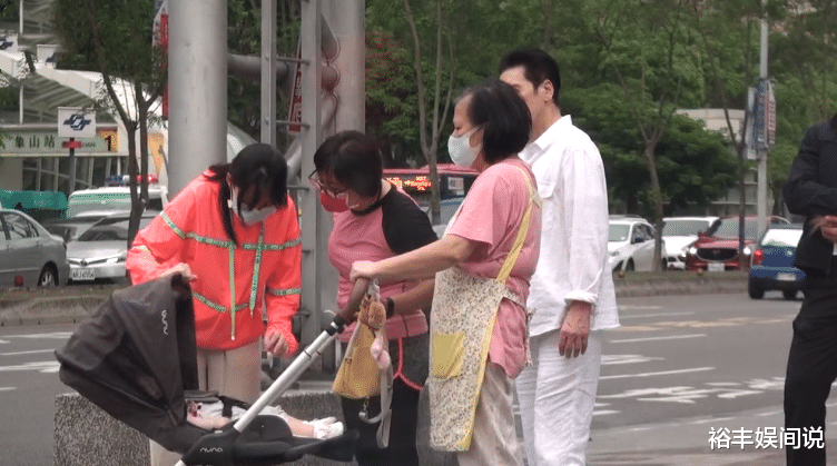 向华强|向华强享受幸福晚年！携郭碧婷溜娃，慈祥模样与“龙五”判若两人