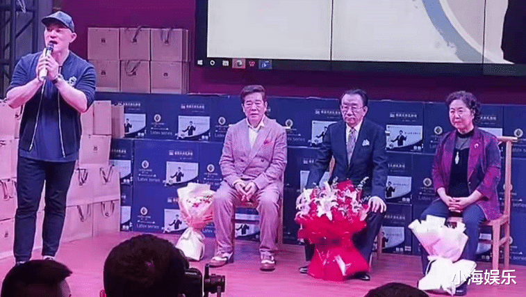 侯耀华|相声演员奇志办收徒仪式，74岁侯耀华坐C位，众弟子跪地齐喊师爷