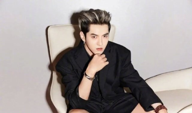 吴亦凡|都美竹凌晨点赞博文，对战吴亦凡真正原因被解析，吴粉丝错怪她了