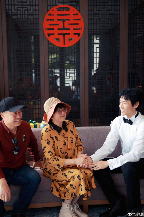 魏晨|魏晨感谢张杰父母参加婚礼,称彼此胜似家人,与妻子竭诚相待两老