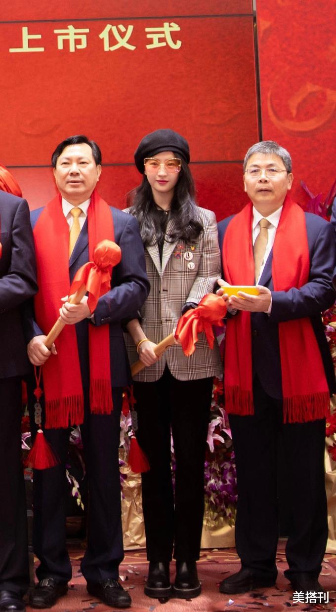 美搭刊|34岁刘亦菲无滤镜生图，五官精致颜值超能打，西装配长发又仙又攻