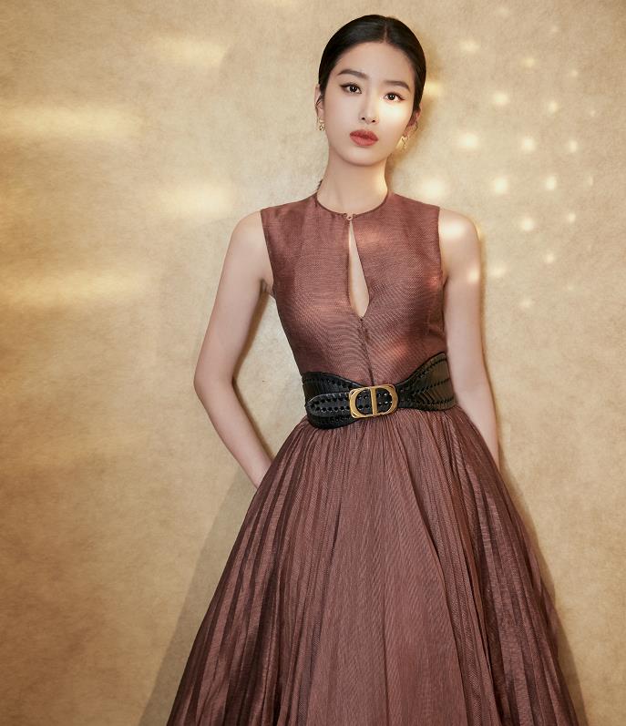 杨采钰|被杨采钰惊艳到了，穿“水滴裙”配中分马尾，高级大气又有女人味