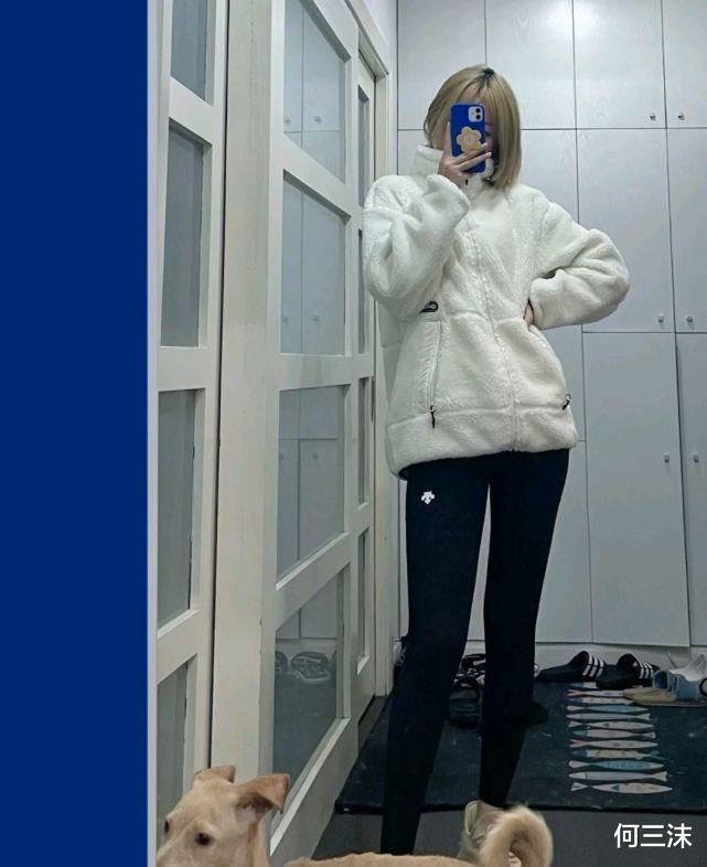 何三沫 秋冬穿搭可以选择毛茸茸的外套,会搭配的话很好看,让人难以抗拒