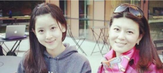 章泽天|比刘强东大5岁的丈母娘长啥样？照片曝光后，网友：怎么叫出口？