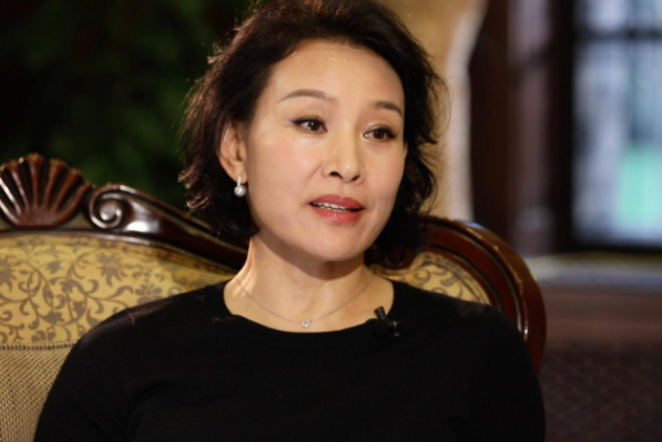 央视春晚|凭一己之力毁掉央视春晚，叛逃后加入美国，现在的结果令人心寒