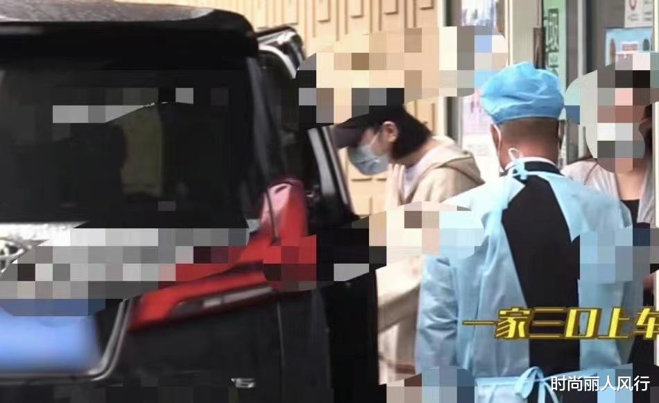 时尚丽人风行 奚梦瑶产后首现身像走T台！穿休闲装气场足，花20万坐月子真豪门