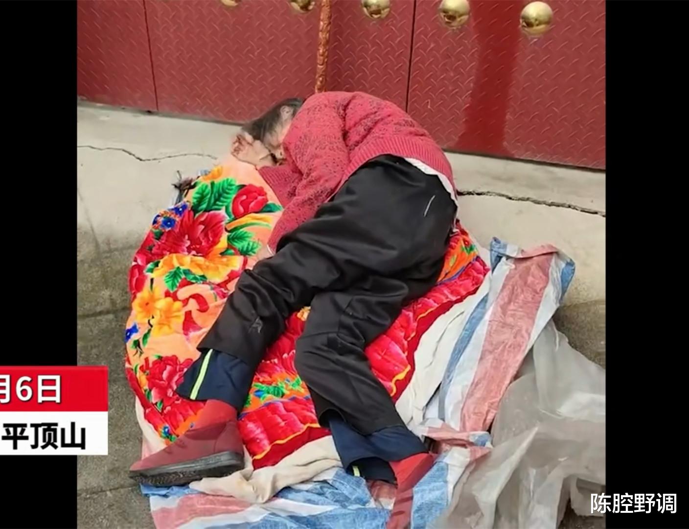 陈腔野调|八旬老人被扔屋外雨中,她没后人吗?“有,这就是她儿子儿媳干的”