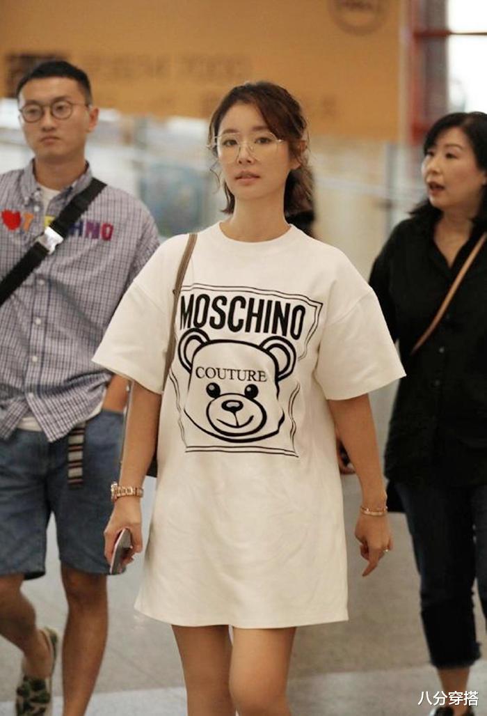 八分穿搭|林心如当妈后更有少女感，穿白色印花长T恤大秀美腿，简约又洋气