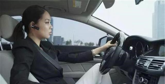 奶豆说育儿|手动挡汽车，离合、刹车能同时踩吗？车主：驾校可不是这样教的