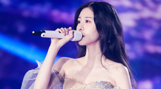 张碧晨|华迎晨三岁了，正脸软萌可爱，脸型像华晨宇五官似张碧晨