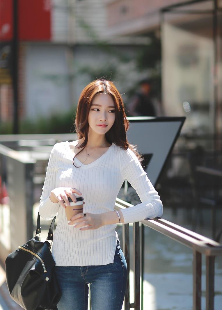 百里守刖|简约时尚的针织衫给人一种简约的美