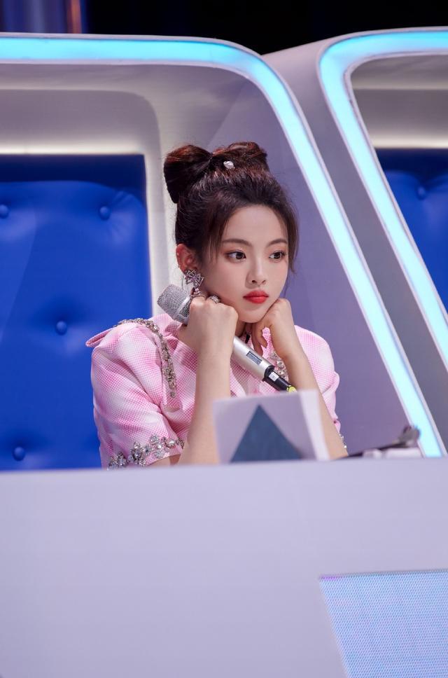 杨超越|杨超越成综艺咖,穿旗袍裙出镜扮“在逃公主”,蝴蝶结发型抢镜