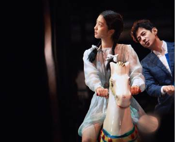 孙莉|孙莉7岁小女儿坐地上拍照！明亮大眼鼻梁高挺，穿姐姐旧鞋显节约