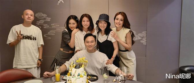 Nina昵娜|张智霖夫妇罕见走机场，他穿运动装背书包似鲜肉，靓靓姐拎20万包不小心露富