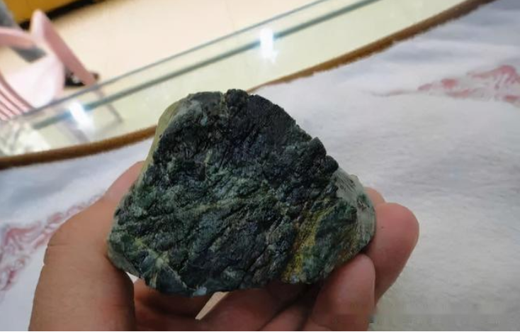 翡翠|看起来不起眼，就像烧火的煤炭，实际上却是缅甸奉为国宝的墨翠！