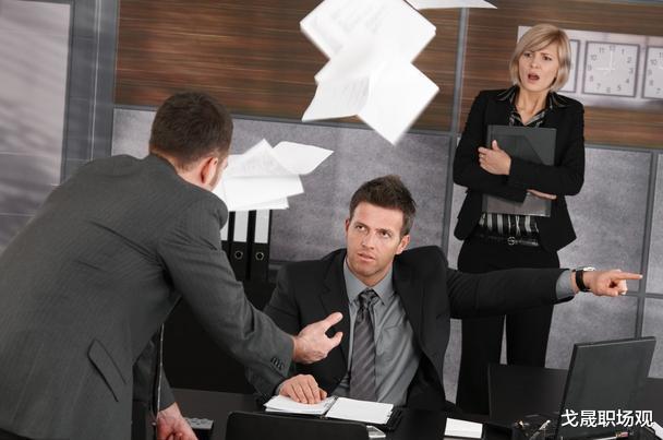 |假如领导信任你并在重用你，因得罪了同事，受到排挤，你会怎么做？