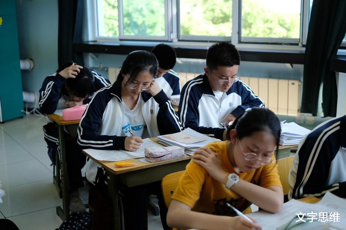 文字思维 学校门口补作业？校方：在检查违禁品