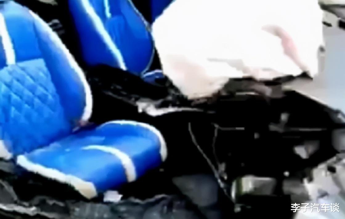 思域 思域冲出公路撞成“分体车”，网友：这是在平地飞行吧