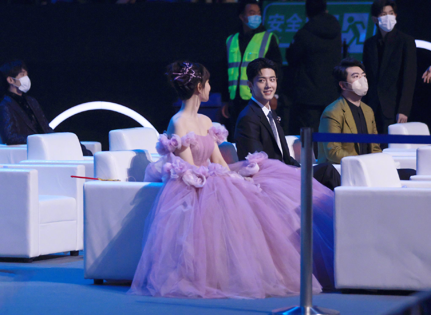 杨紫|杨紫发文：穿不进去，又胖了，唉