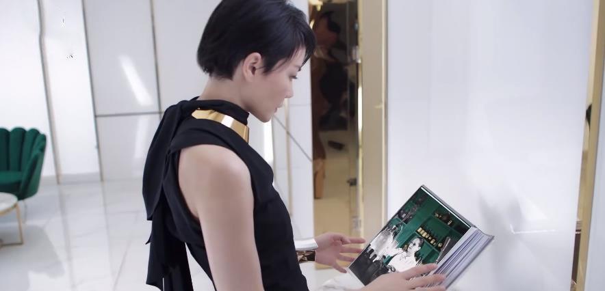 方脸妹说时尚|王菲久违上班！52岁穿黑色背心套大金项圈真高调，脖颈前倾太严重