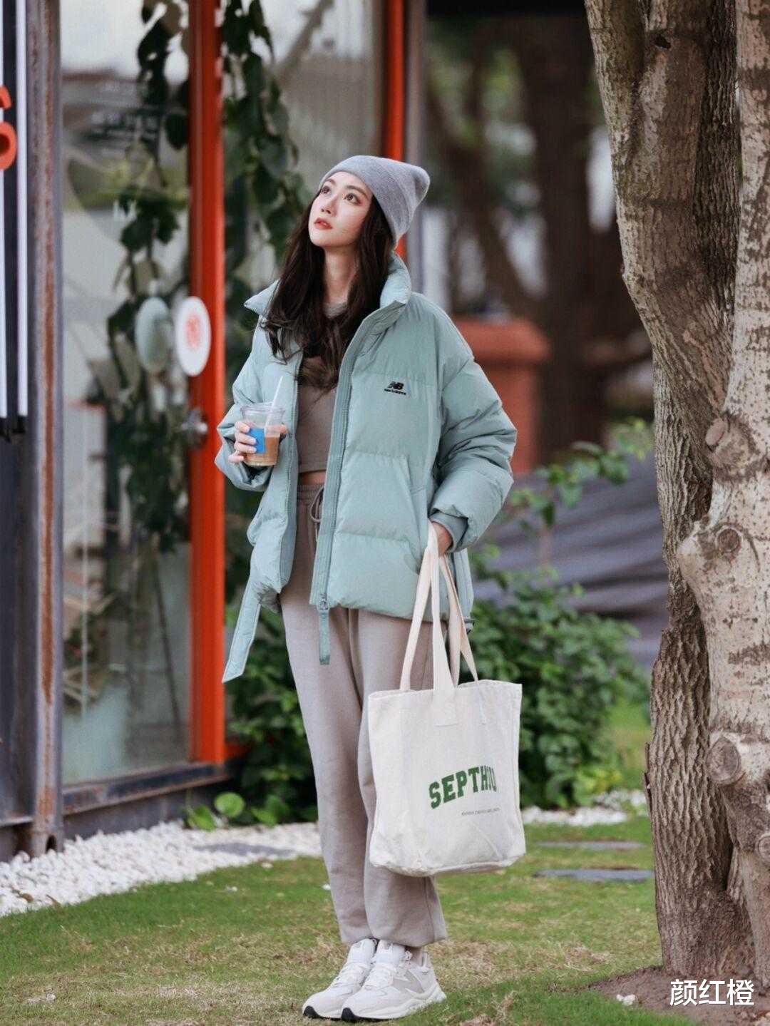 颜红橙 降温后穿“羽绒服”才保暖，试试这些穿搭方式，日常实用又洋气